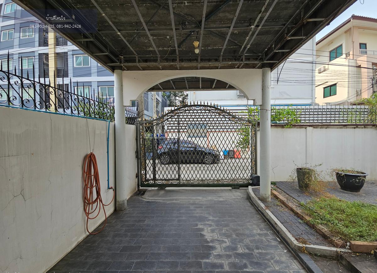 ขายที่ดินแถมบ้าน (64 ตร.ว.) ซอยรัชดานิเวศน์ 1/1  ใกล้ MRT ห้วยขวาง เพียง 1.7 กม.