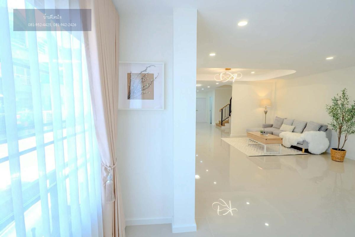 ขายทาวน์โฮม 3 ชั้น บ้านกลางเมือง พระราม 9 ซอย 43 (23.9 ตร.ว.) หลังมุม